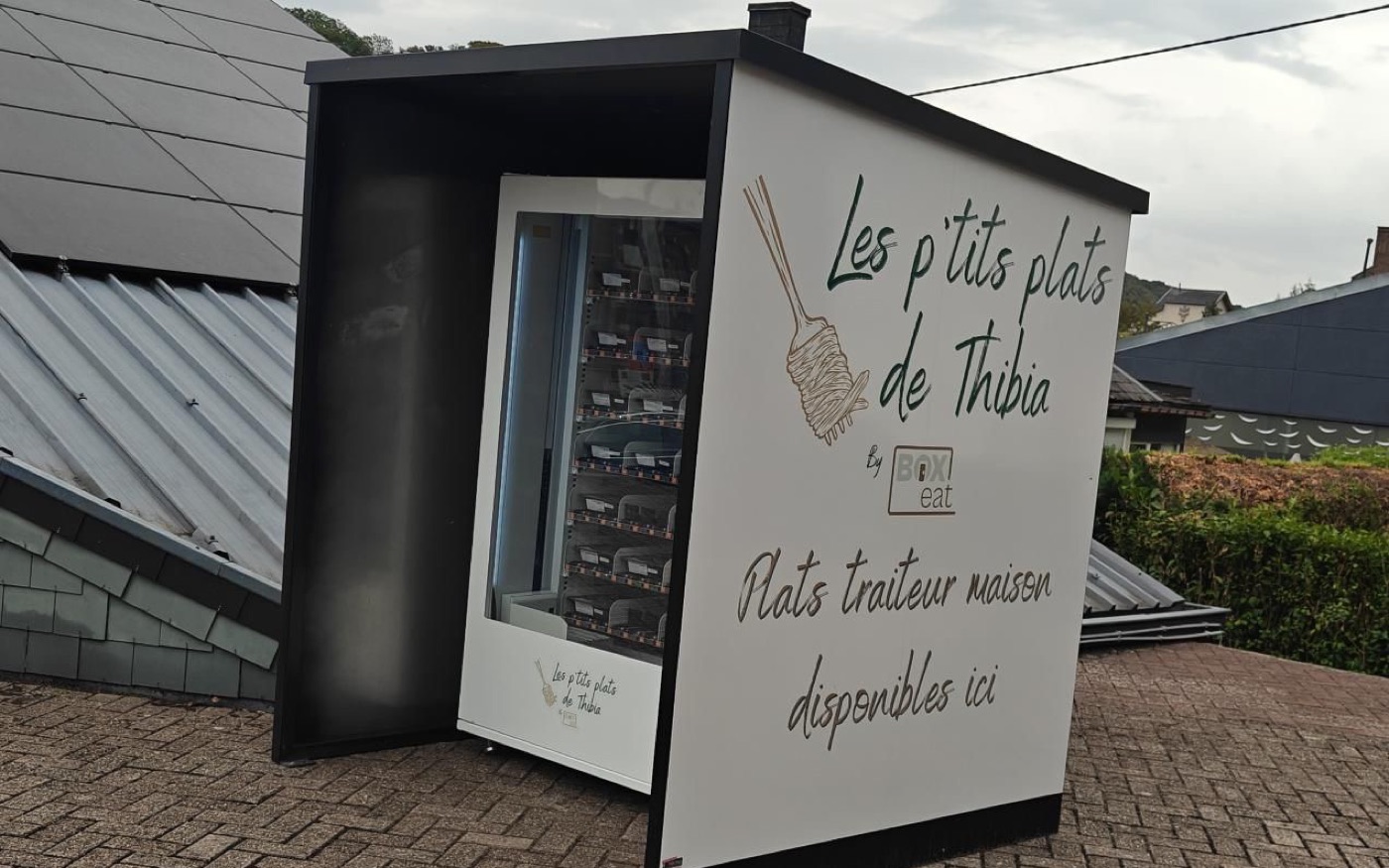 Le distributeur Les p'tits plats de Thibia à Wépion : kiosque abrité, avec ses plats traiteur maison visibles dans la vitrine